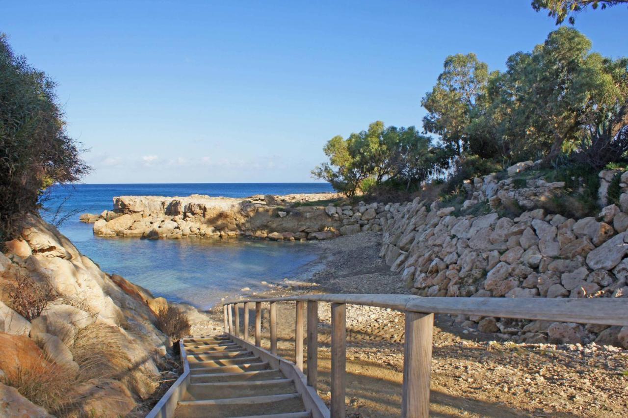 Laila - Coralli Beachfront Apartment Protaras Bagian luar foto