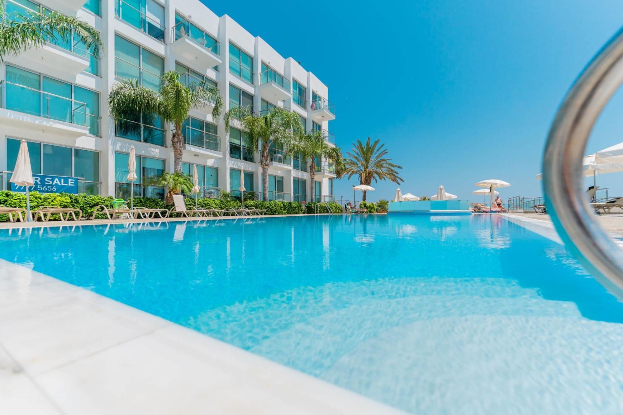 Laila - Coralli Beachfront Apartment Protaras Bagian luar foto